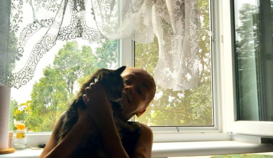 «Коли поставили вікна, ніби дихання з’явилося». Історія Поліни з Запоріжжя, квартира якої постраждала внаслідок обстрілу