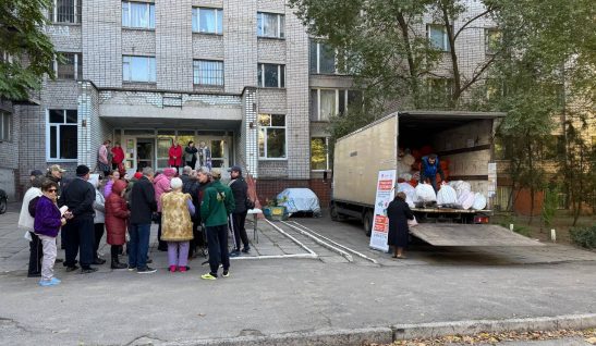Видали зимові гуманітарні набори ВПО у місці компактного проживання у Запоріжжі