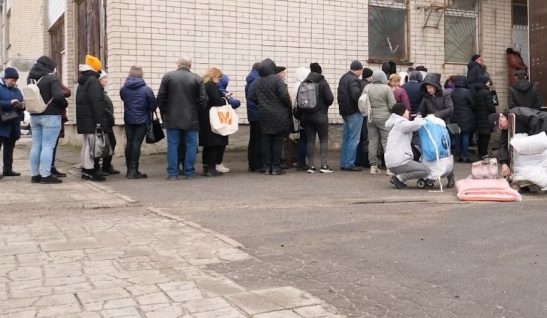 Роздача гуманітарних наборів херсонцям (відео)