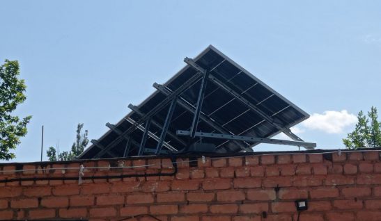 У Миколаєві встановлюють сонячні панелі для територіальних центрів