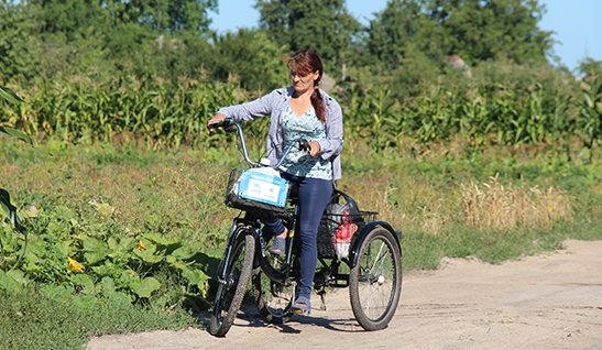 «Я така рада, що їй веломашину нарешті видали. Наскільки ж їй легше стало!»: фоторепортаж про день соціальної працівниці із Сумщини